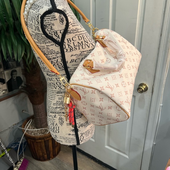 White and Pink Monogram Bag - Picture 2 of 5